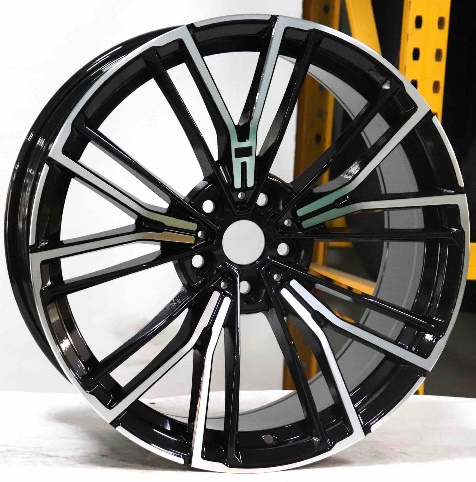 Quartz S252 Black Machined Face alloy wheel